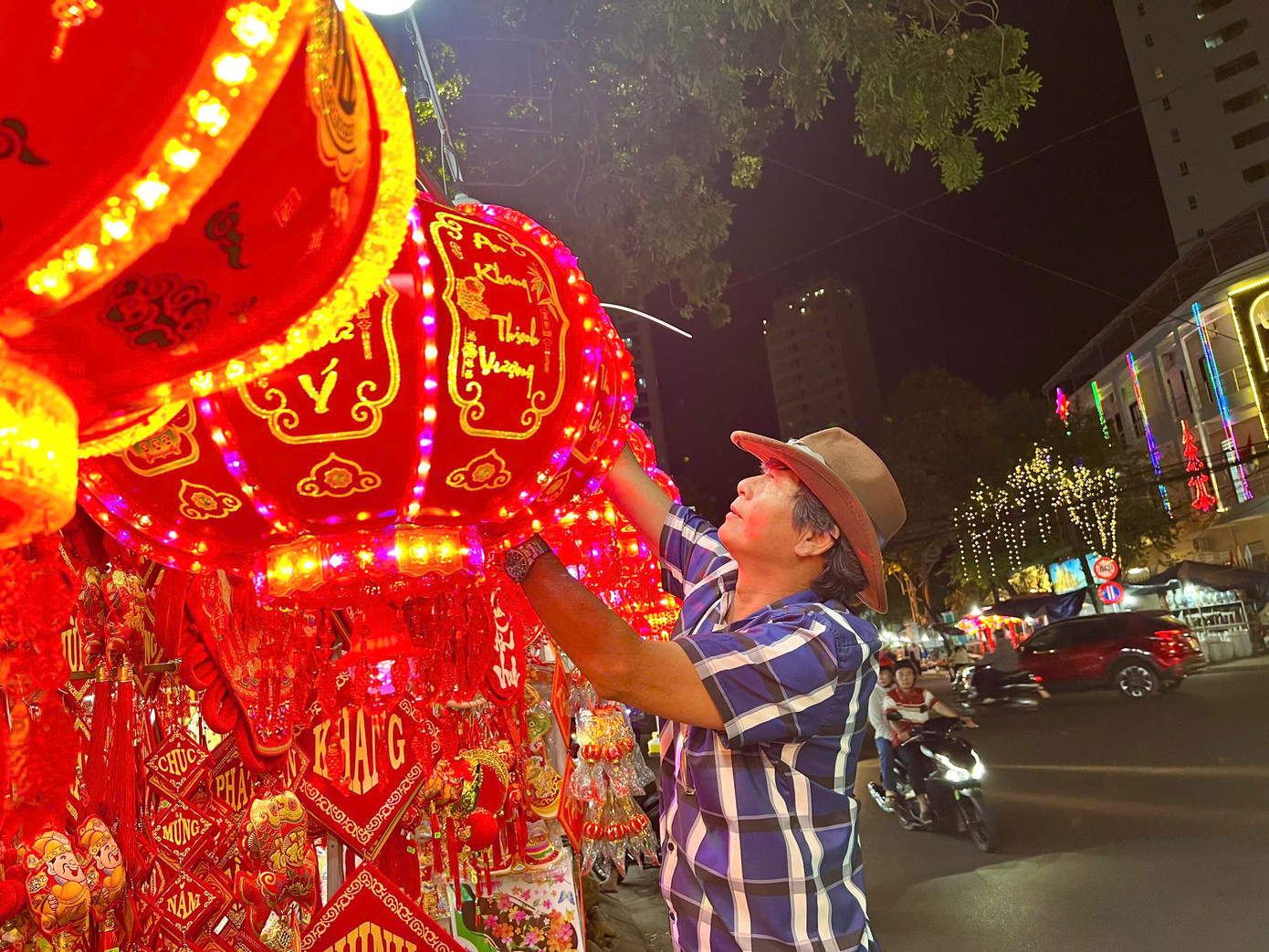 Những chiếc đèn lồng trở nên lung linh, rực rỡ hơn khi đêm xuống