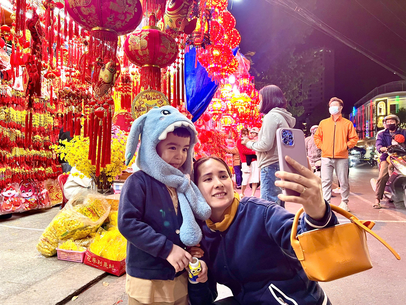 Các gian hàng ở đây được trưng bày bắt mắt, thu hút người mua hàng và cả những người thích lưu giữ lại khoảnh khắc đẹp.