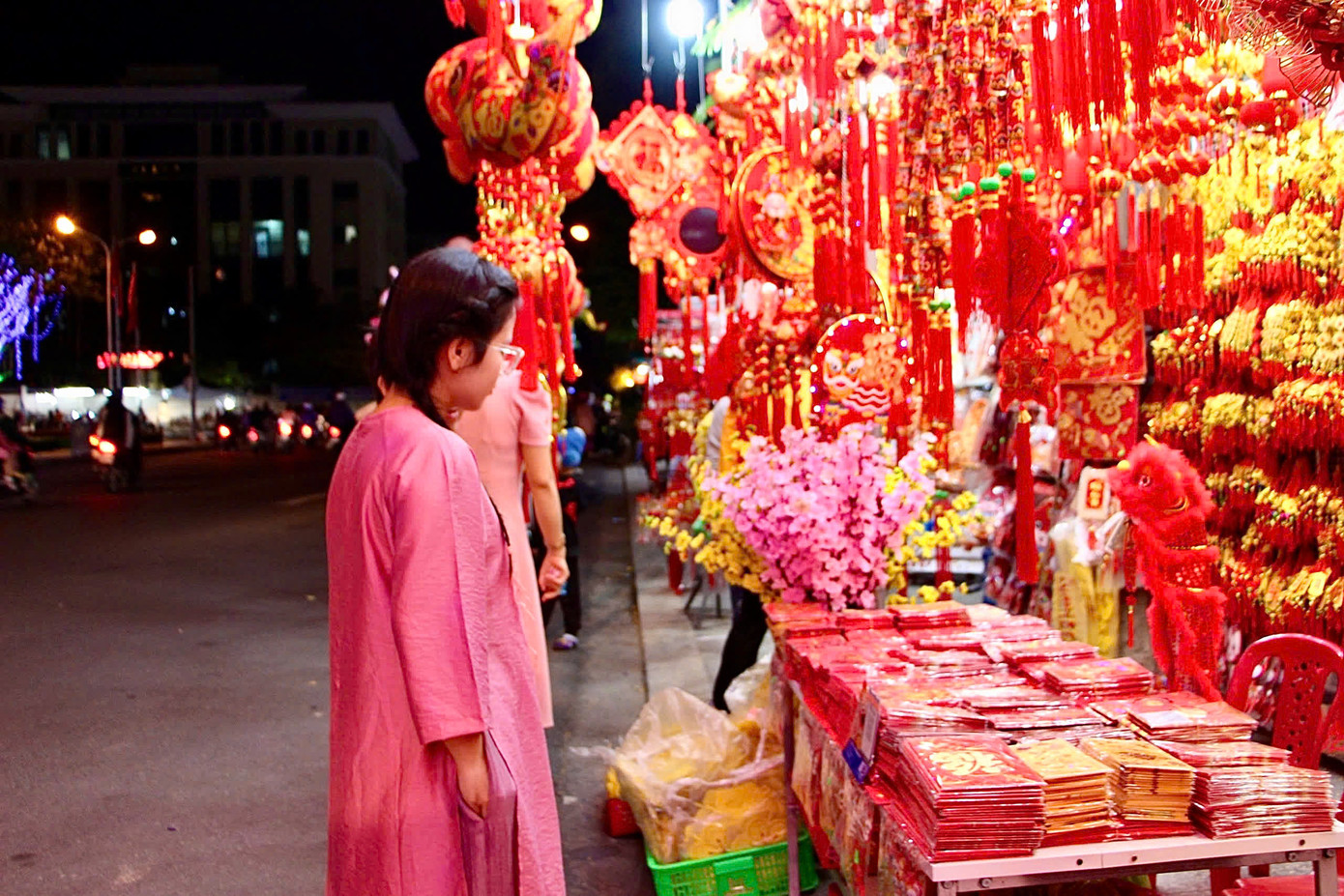 &quot;Phố đèn lồng&quot; có gần 10 hộ kinh doanh, ngoài những chiếc đèn lồng với nhiều kích cỡ, các chủ sạp còn bán thêm những cành hoa đào, hoa mai (hoa giả), bao lì xì hay các đồ trang trí nhà cửa dịp Tết.