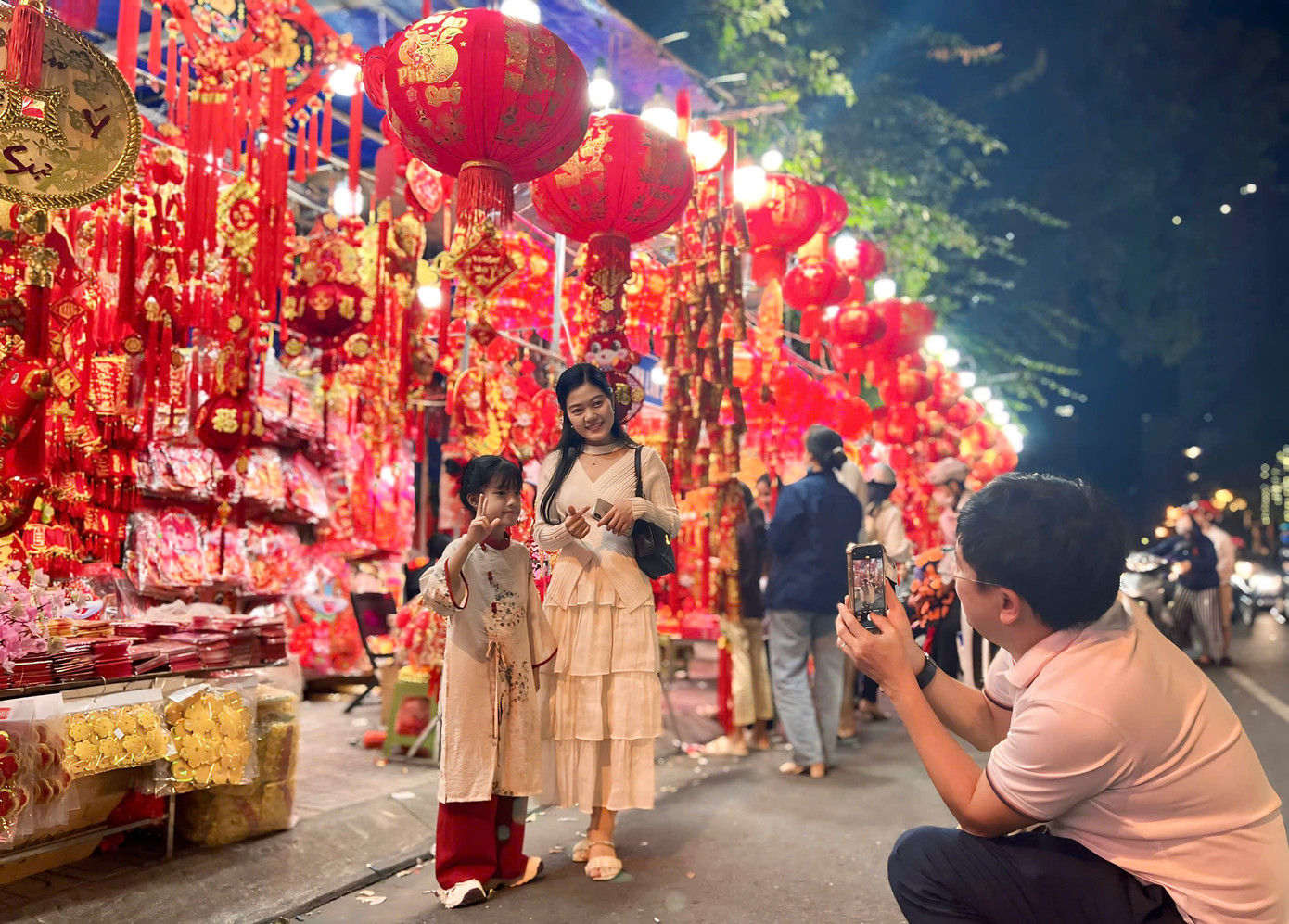 “Chỉ cần nhìn thấy những chiếc đèn lồng ở đây là tôi đã thấy không khí Tết tràn về. Đặc biệt, vào buổi tối, cả trăm chiếc đèn ở đây được thắp sáng trông rất hấp dẫn”, chị Nguyễn Thị Lộc (TP Nha Trang) chia sẻ.