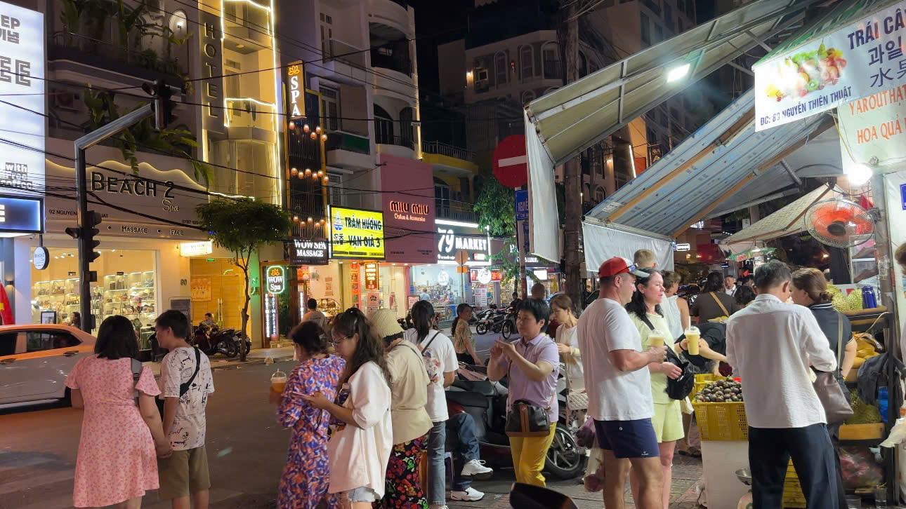 Khách Nga tại một cửa hàng trái cây trên đường Nguyễn Thiện Thuật, TP. Nha Trang. Khách Nga tại một cửa hàng trái cây trên đường Nguyễn Thiện Thuật, TP. Nha Trang.