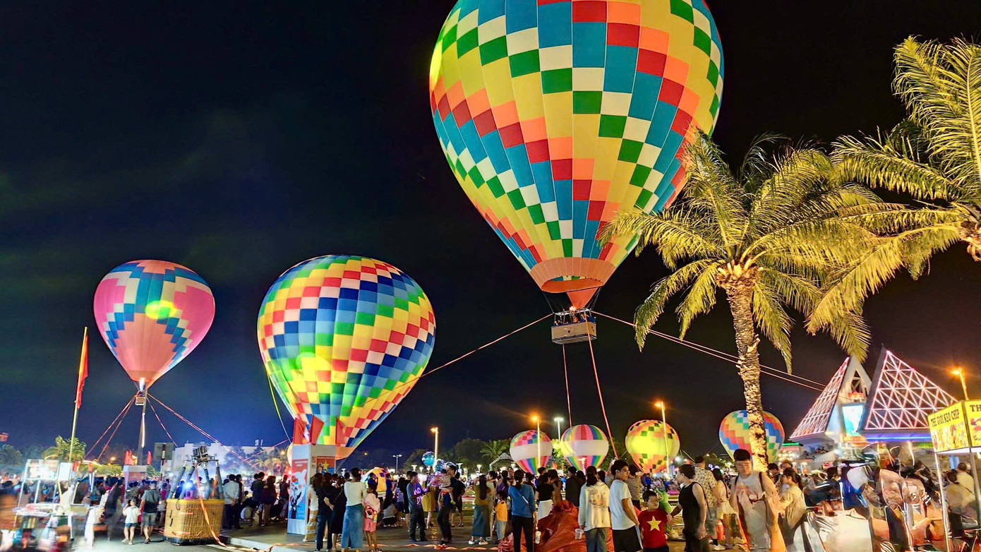 Du khách tham quan lễ hội khinh khí cầu tại tỉnh Ninh Thuận.