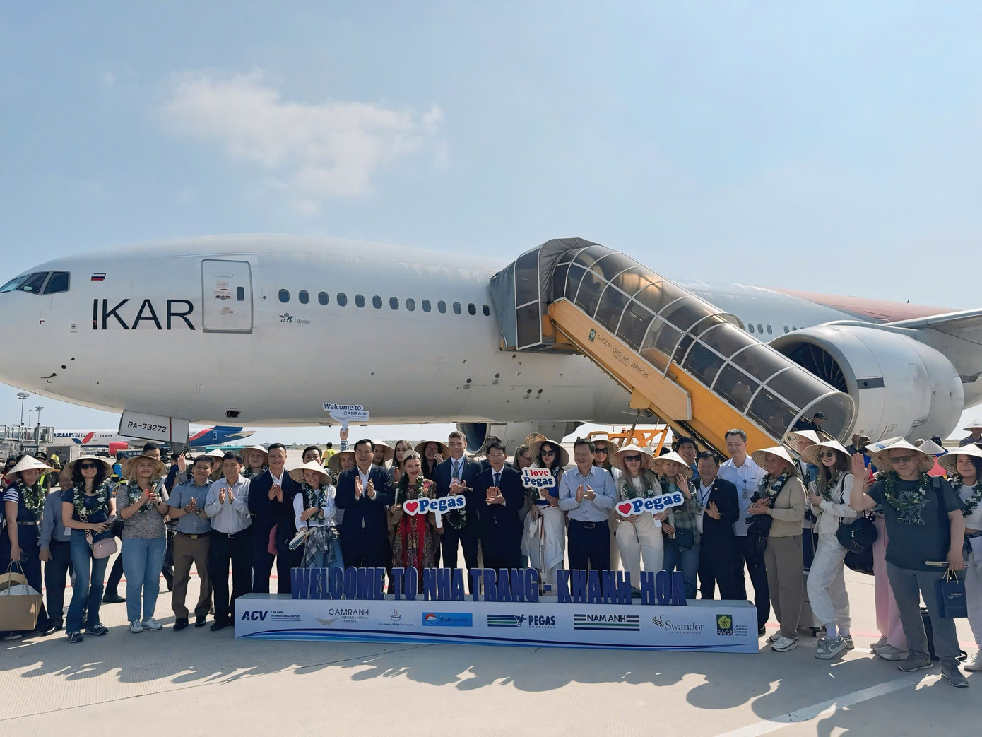 Lãnh đạo UBND tỉnh Khánh Hòa và các sở ngành chào đón khách Nga đến với Khánh Hòa. Lãnh đạo UBND tỉnh Khánh Hòa và các sở ngành chào đón khách Nga đến với Khánh Hòa.