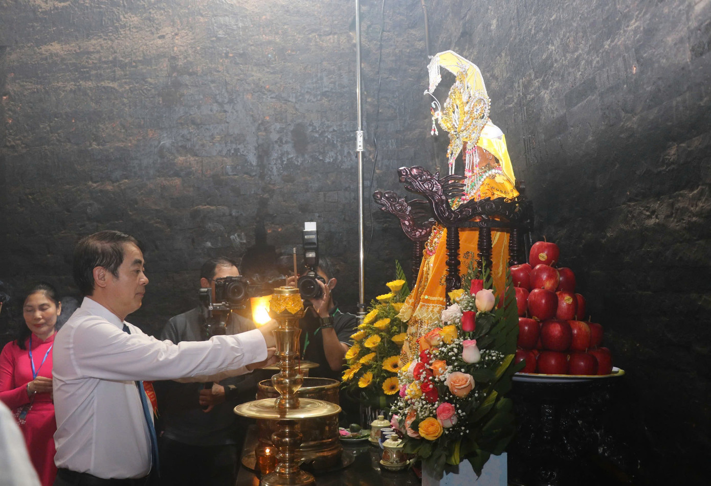 Ông Nghiêm Xuân Thành - Bí thư Tỉnh ủy Khánh Hòa - dâng hương tại đền chính của Tháp Bà Ponagar.