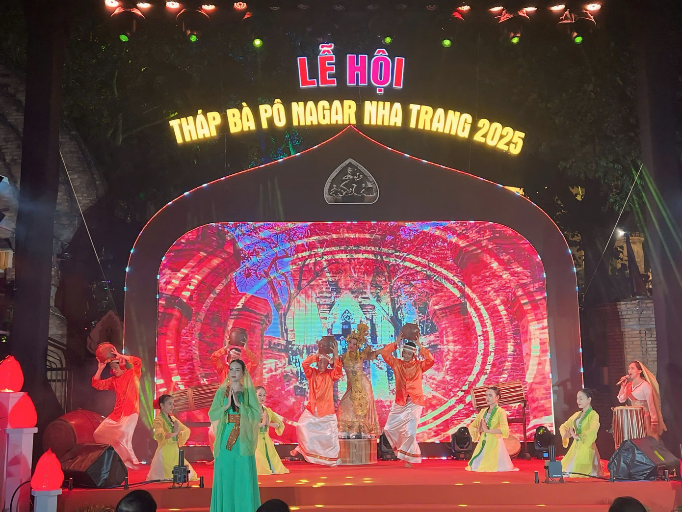 Tiết mục múa truyền thống của đồng bào Chăm tại lễ khai mạc.