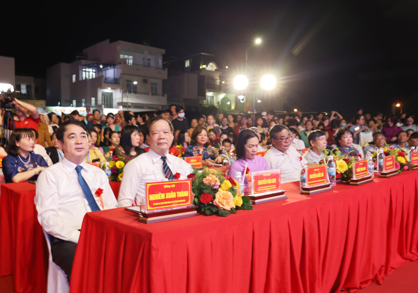 Các đại biểu tham dự khai mạc lễ hội.