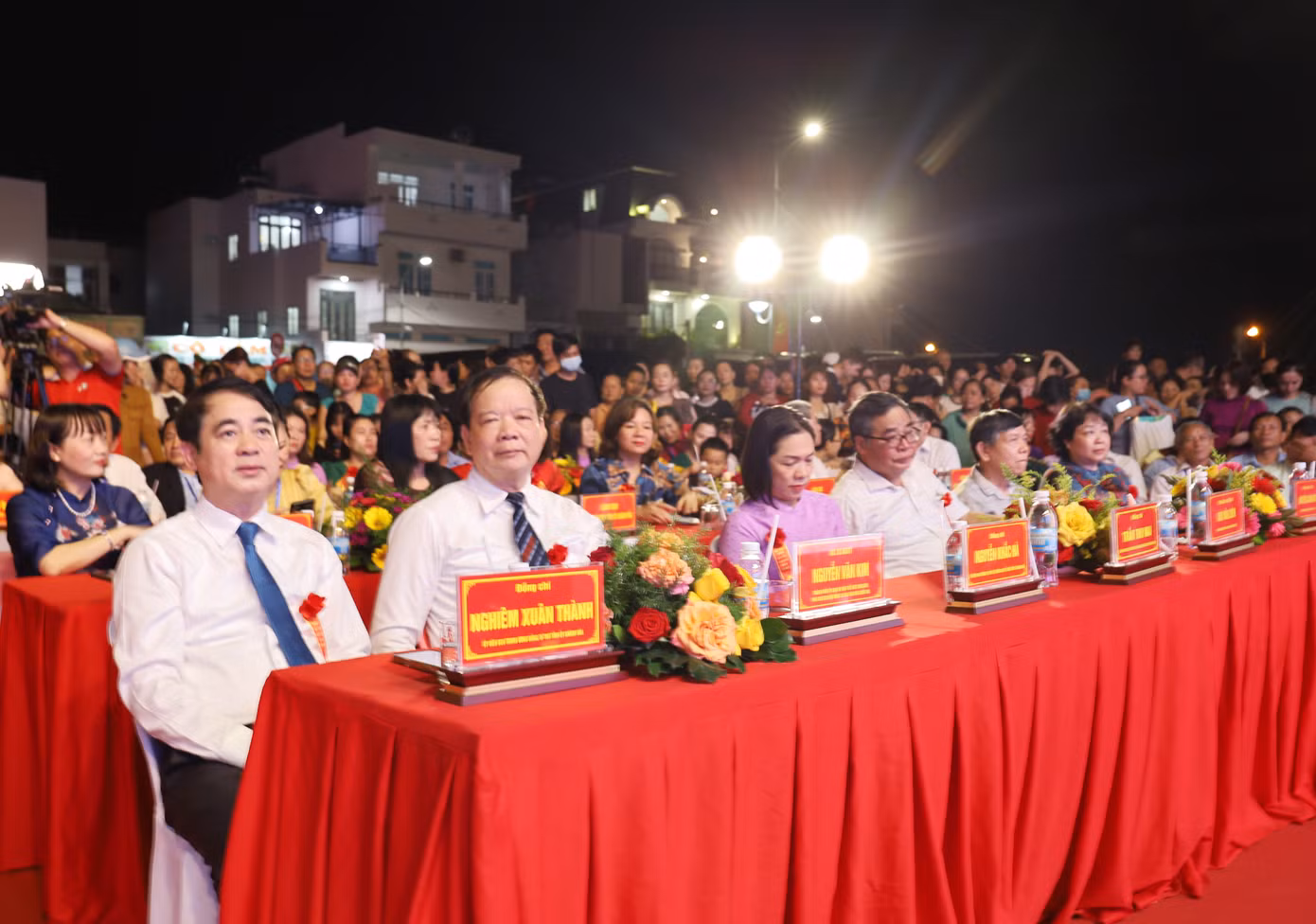 Các đại biểu tham dự khai mạc lễ hội.