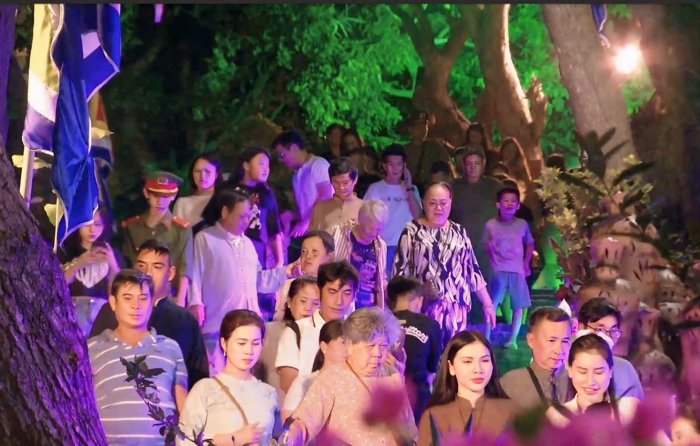 Hàng nghìn người dân và du khách đổ về tham quan và dâng hương tại Tháp Bà Ponagar.