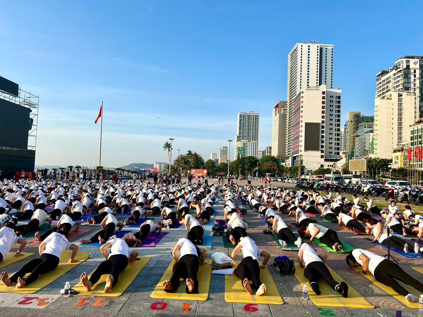 Những người tham gia đã đồng diễn những động tác thư giãn, thả lỏng điều hòa khí huyết và một số tư thế căn bản của bộ môn yoga.