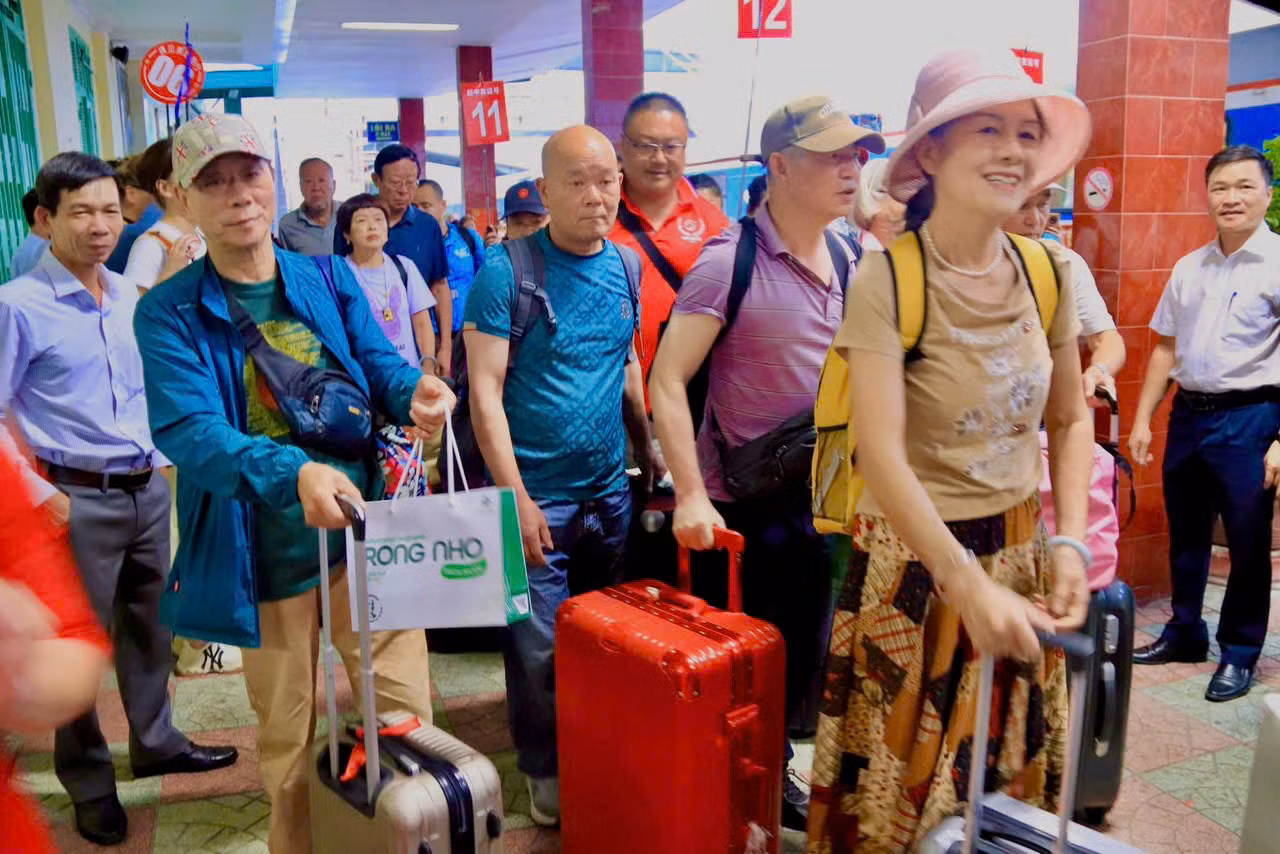 Đoàn khách du lịch tàu hỏa xuyên Việt gồm có 462 hành khách, tới ga Nha Trang lúc 6h05 sáng 30/11.