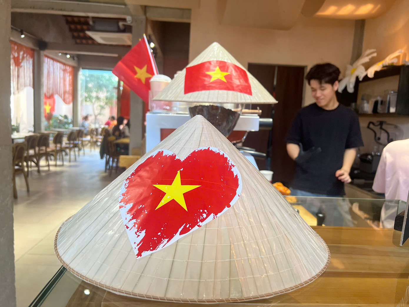 Những món đồ trang trí trong quán được in hình trái tim đỏ trở thành điểm nhấn, thu hút sự chú ý.