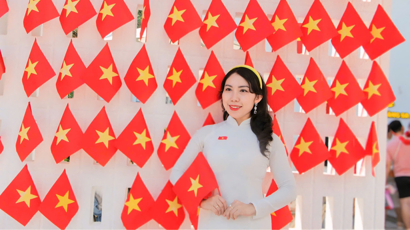 Chị Nguyễn Thị Minh Hằng (TP. Nha Trang) bày tỏ: "Chúng mình đến đây không chỉ để lưu giữ những khoảnh khắc đẹp, mà còn để cùng nhau nhắc nhở về lòng biết ơn và tri ân sâu sắc những anh hùng đã hy sinh vì hòa bình và độc lập cho đất nước."