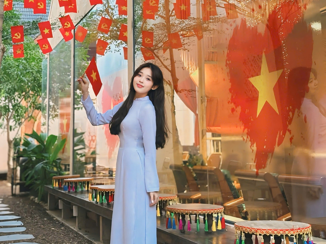 Tại một quán cà phê ở đường Nhị Hà (TP. Nha Trang, tỉnh Khánh Hòa), không gian được bài trí với cờ Đảng, cờ Tổ quốc.