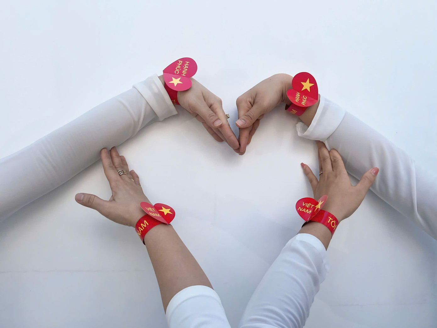 Muôn vẻ thể hiện tình yêu Tổ quốc của những người trẻ ở phố biển Nha Trang.