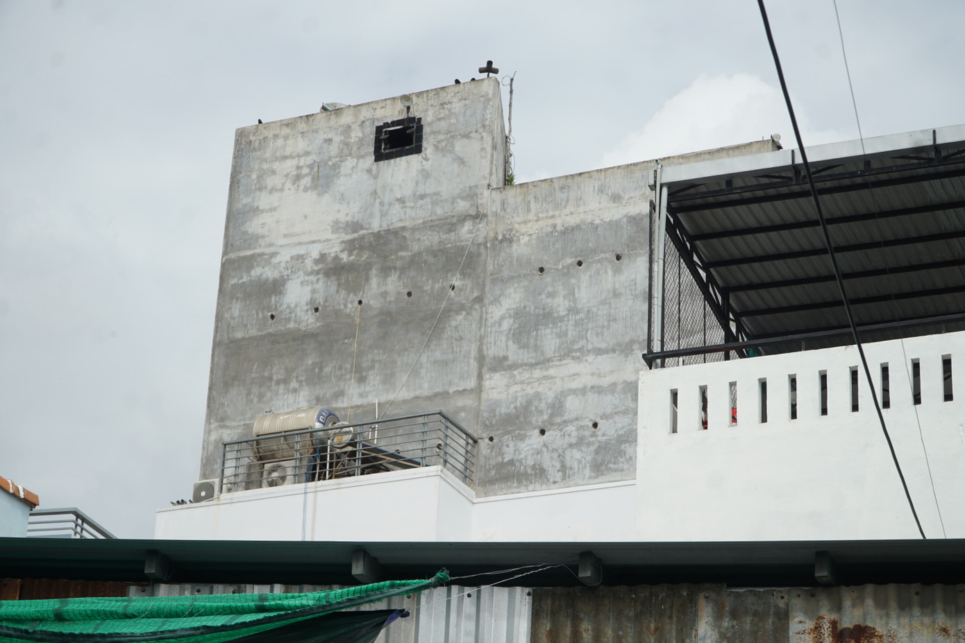 Nhà yến trên đường Lang Liêu phát loa cả ngày lẫn đêm khiến người dân mất ăn mất ngủ.