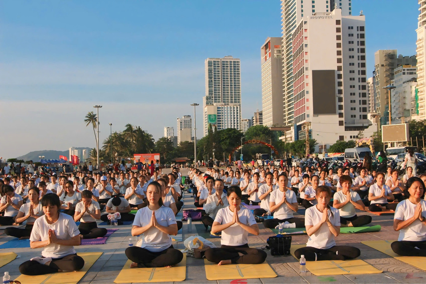 Nhân Ngày Quốc tế Yoga năm 2025, sáng 21/6, Tổng Lãnh sự quán Ấn Độ tại TPHCM, Sở Văn hóa - Thể thao và Du lịch và Liên đoàn Yoga Khánh Hòa phối hợp tổ chức màn đồng diễn yoga lớn nhất trong năm tại thành phố biển Nha Trang (tỉnh Khánh Hòa) để lan tỏa thông điệp “Yoga vì một trái đất, một sức khỏe”.