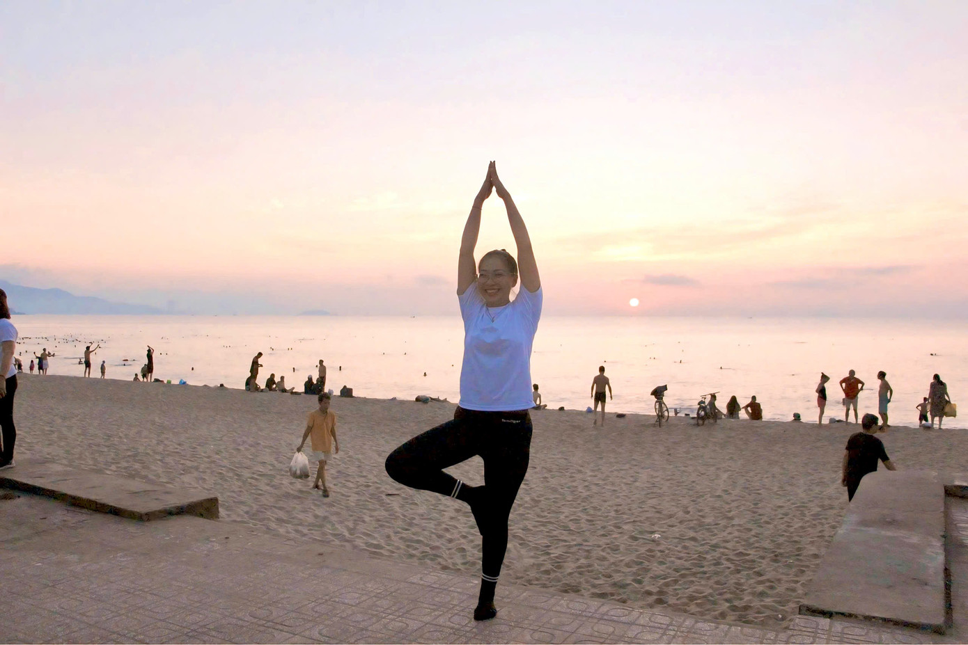 "Tập luyện yoga có ý nghĩa rất lớn đối với việc nâng cao sức khỏe về thể chất, tinh thần và đời sống của con người cũng như tạo cơ hội để hài hòa, gắn kết mọi người", ông Thanh nói. Trong ảnh: Thành viên tham gia chương trình hào hứng check - in với biển Nha Trang trước khi đồng diễn.