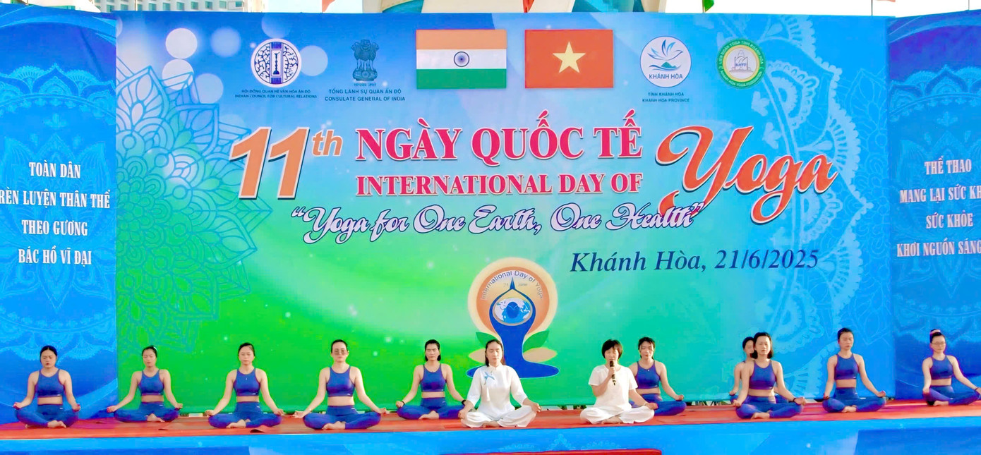 Theo ông Thanh, sự kiện này cũng góp phần đẩy mạnh mối quan hệ hữu nghị, hợp tác giữa tỉnh Khánh Hòa với Tổng Lãnh sự quán Ấn Độ tại TPHCM nói riêng và giữa nhân dân hai nước nói chung trong dịp kỷ niệm 53 năm thiết lập quan hệ ngoại giao Việt Nam - Ấn Độ (1972-2025). Trong ảnh: Các thành viên Liên đoàn Yoga Khánh Hòa hướng dẫn cho mọi người các động tác trong màn đồng diễn.