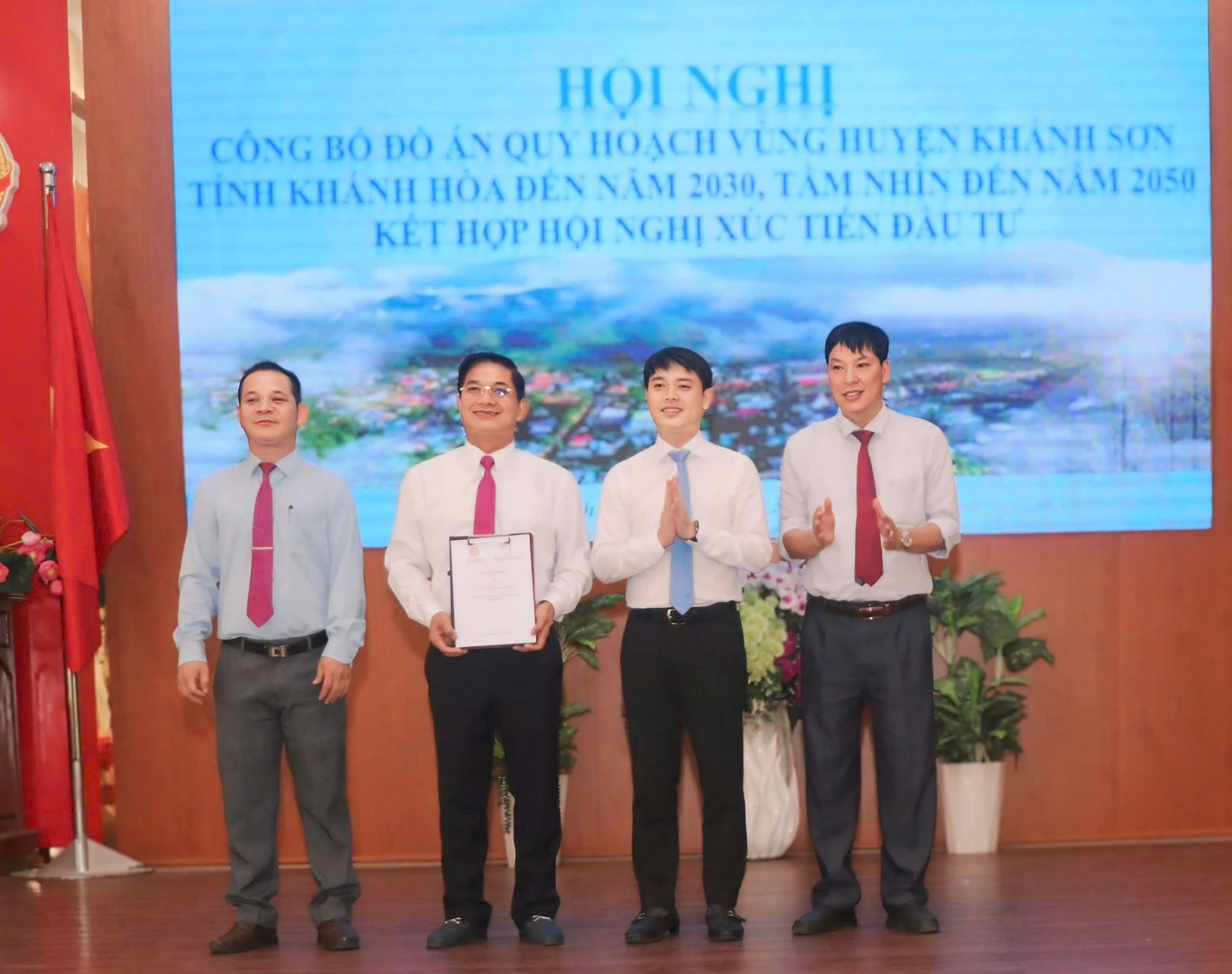 Lãnh đạo huyện Khánh Sơn nhận quyết định phê quy hoạch xây dựng quy hoạch địa phương. Lãnh đạo huyện Khánh Sơn nhận quyết định phê quy hoạch xây dựng quy hoạch địa phương.