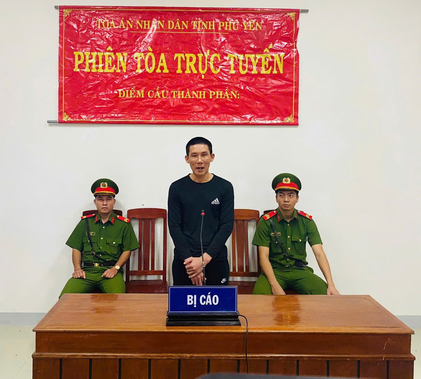 Bị cáo Nguyễn Bá Tường tại phiên tòa xét xử trực tuyến. Bị cáo Nguyễn Bá Tường tại phiên tòa xét xử trực tuyến.