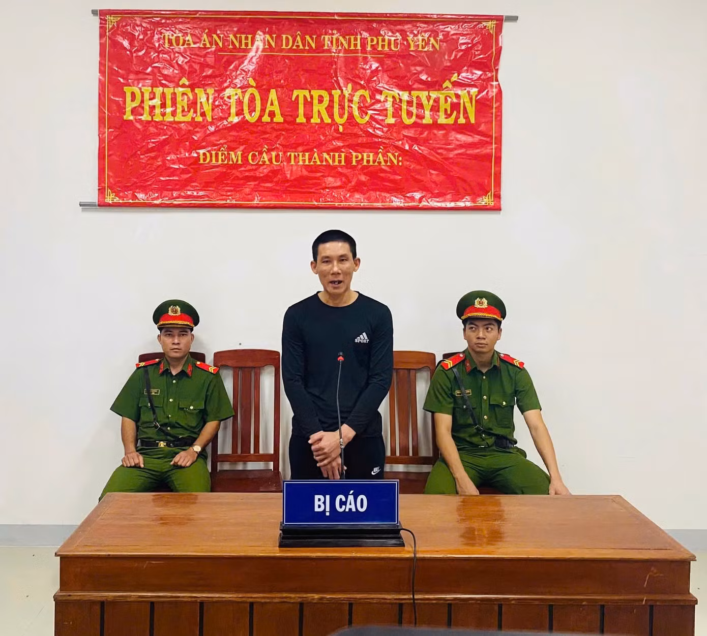 Bị cáo Nguyễn Bá Tường tại phiên tòa xét xử trực tuyến.