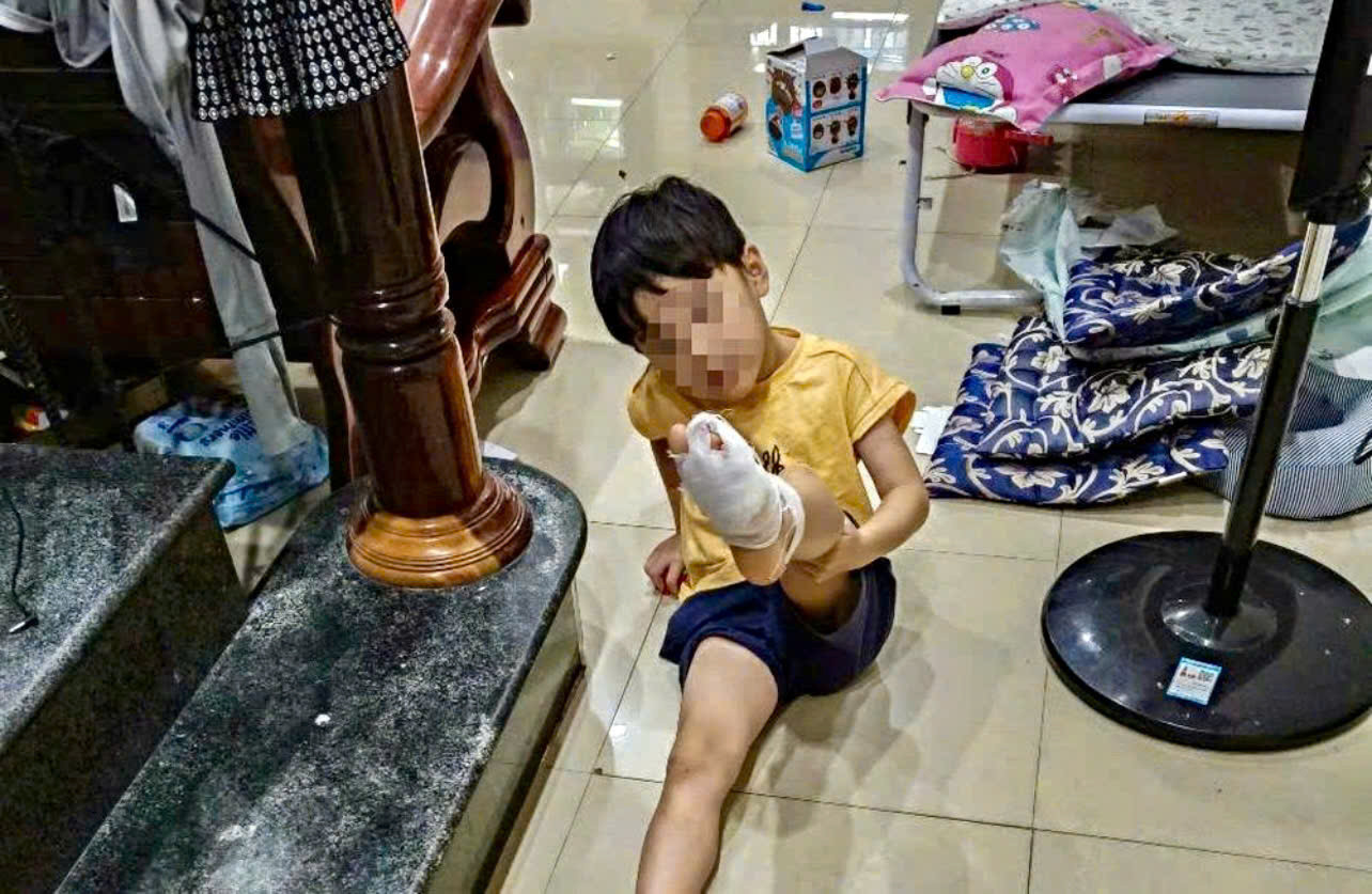 Bé trai bị thương khi tắm ở khu vực biển đối diện số 80 đường Trần Phú, TP. Nha Trang. Ảnh: V.T