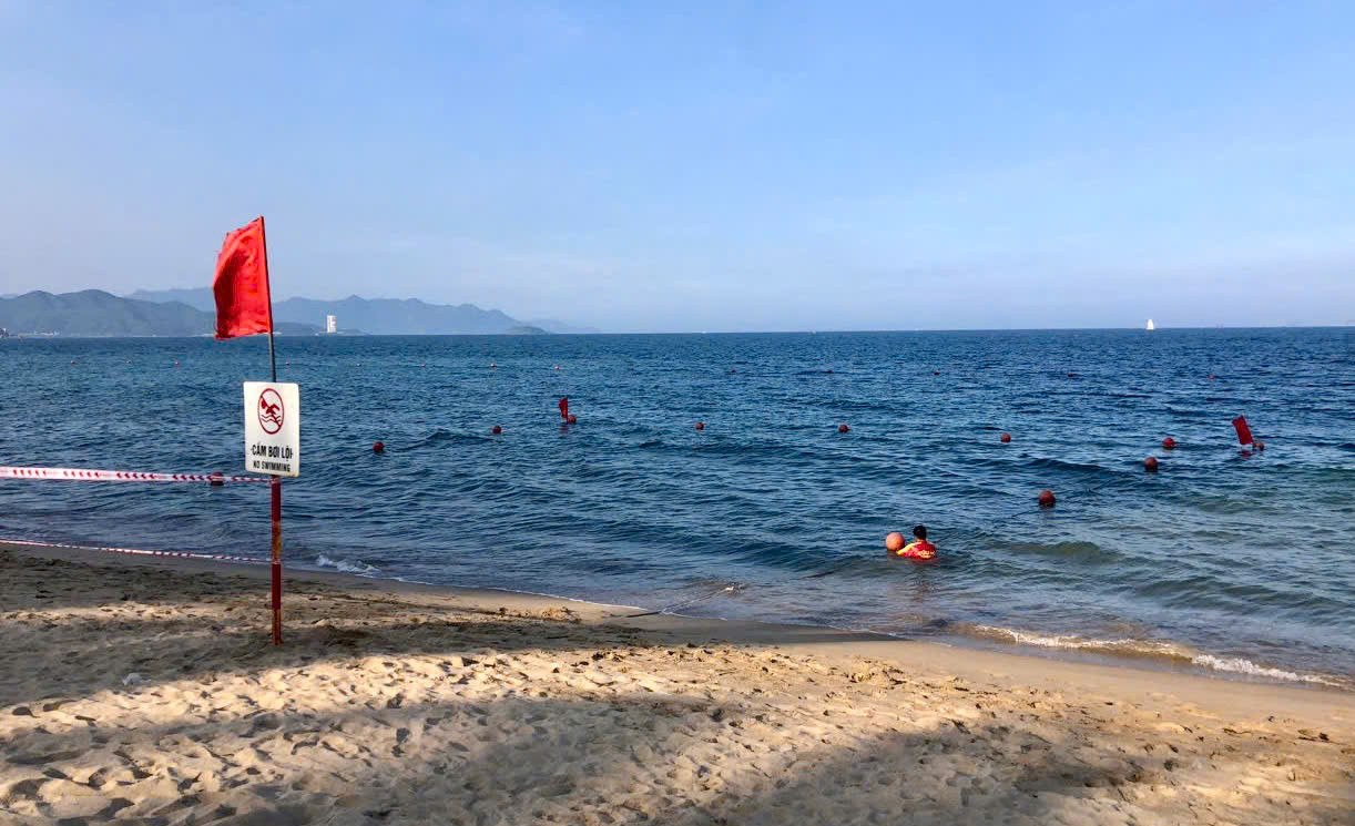 Lực lượng chức năng giăng dây khoanh vùng và cắm biển cảnh báo nguy hiểm ở khu vực có vật chướng ngại.