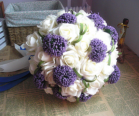 Từ hoa cưới... ...thiếp cưới ...những món đồ trang trí tại tiệc cưới tới trang phục của cô dâu chú rể để tràn ngập sắc tím thủy chung.