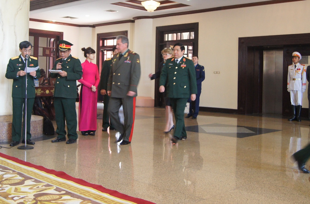 Đại tướng Phùng Quang Thanh và Đại tướng Sergei Shoigu tiến về khu vực họp báo từ phòng hội đàm