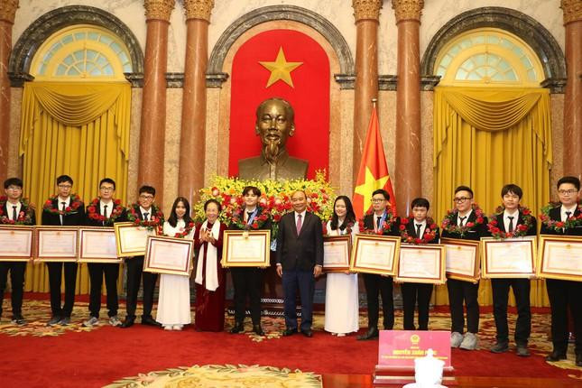 Trao tặng Huân chương Lao động cho học sinh đoạt giải Olympic quốc tế Trao tặng Huân chương Lao động cho học sinh đoạt giải Olympic quốc tế