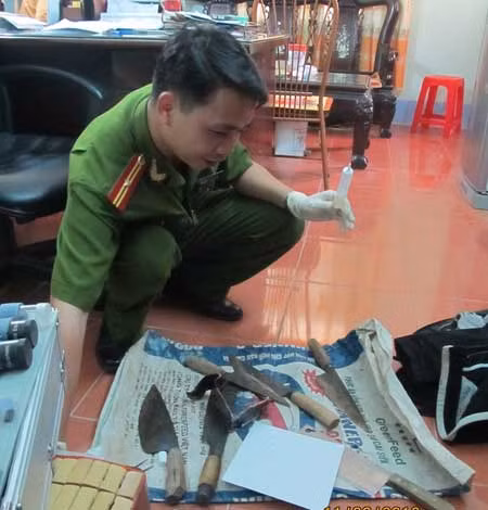 Lực lượng nghiệp vụ giám định tang vật.