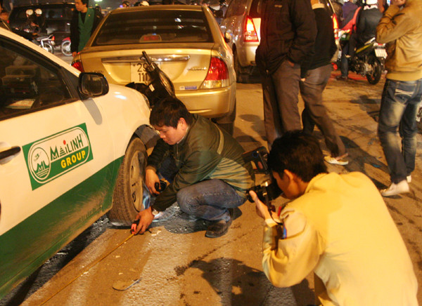 Cảnh sát giao thông tại hiện trường vụ tai nạn trên đường Láng