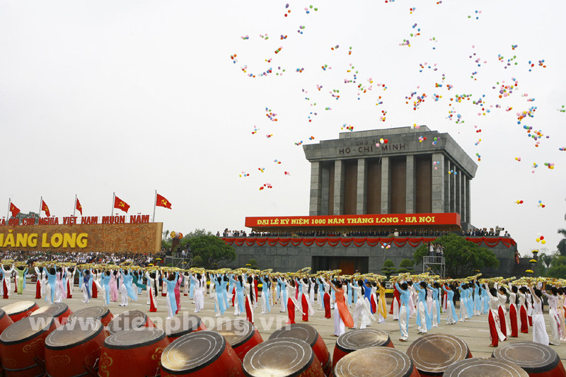Lễ mít tinh diễn ra trọng thể sáng nay tại quảng trường Ba Đình. Ảnh: Hồng Vĩnh.