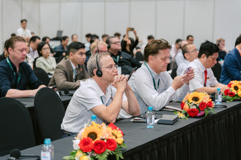 Đại biểu quốc tế theo dõi chuyên đề với nội dung được phiên dịch bằng giải pháp AI phiên dịch Hội thảo của LocaAI