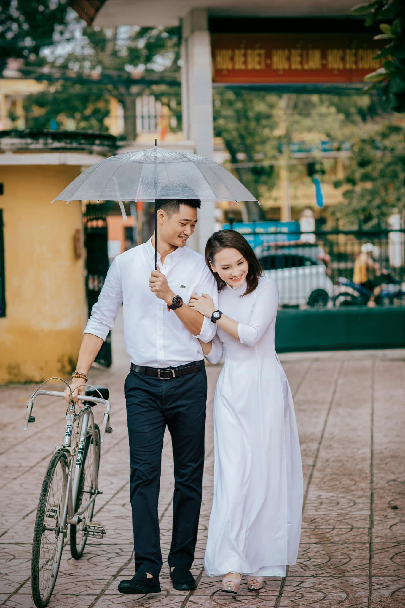 Vợ chồng Bảo Thanh thực hiện bộ ảnh thanh xuân vườn trường thu hút sự quan tâm của khán giả. Là mẹ hai con, Bảo Thanh vẫn giữ vóc dáng thon gọn. Sau hơn 3 năm vắng bóng, nữ diễn viên chưa có kế hoạch trở lại màn ảnh.