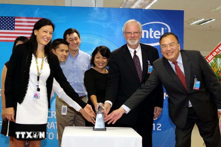 Ngày 7/12/2012, tại Khu Công nghệ cao Thành phố Hồ Chí Minh, Tập đoàn Intel (Hoa Kỳ) tại Việt Nam tổ chức lễ đón nhận Giải thưởng Doanh nghiệp xuất sắc 2012 của Ngoại trưởng Hoa Kỳ (Award for Corporate Excelllence–ACE 2012). (Ảnh: Hoàng Hải/TTXVN)