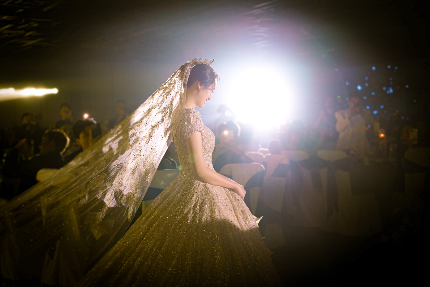 Tối 10/9, đám cưới diễn viên Anh Đức và Quỳnh Anh diễn ra tại TP HCM. Bên trong không gian tiệc cưới, cặp đôi không cho phép báo chí tác nghiệp cũng như yêu cầu khách mời không livestream.