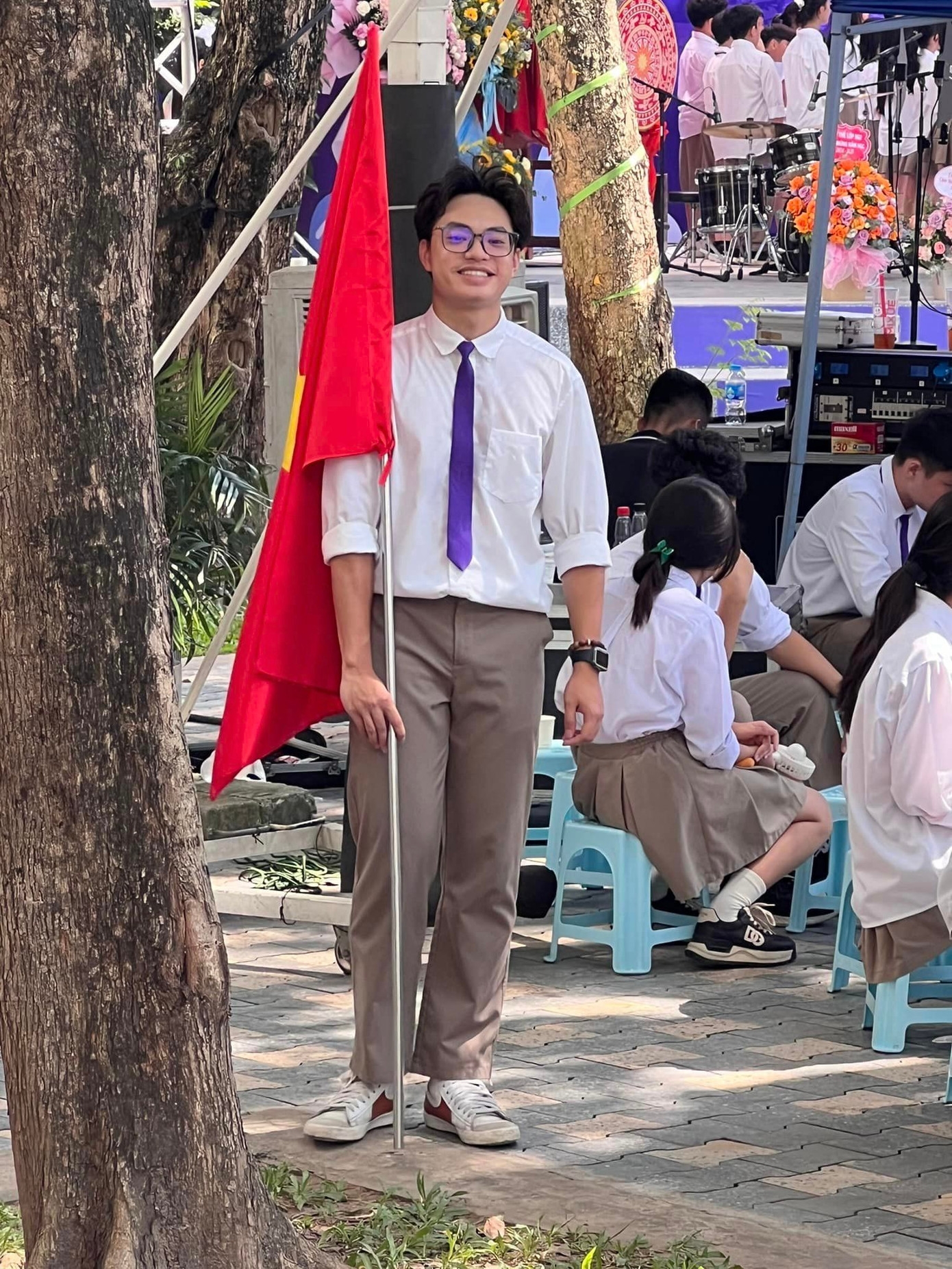 Vợ NSND Xuân Bắc đăng tải hình ảnh con trai cả Khánh Minh trong ngày khai giảng. Cậu bé vinh dự đứng trong đội ngũ hồng kỳ của nhà trường.