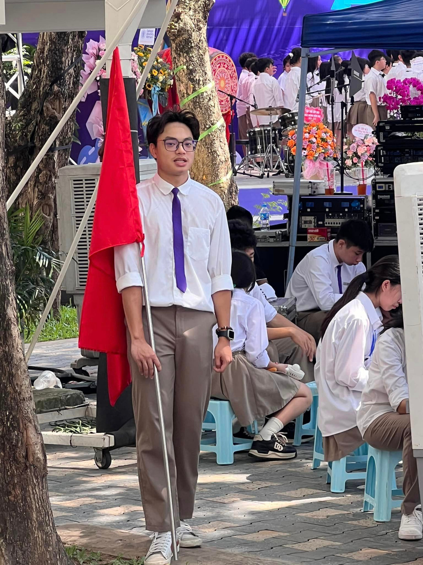 Vợ NSND Xuân Bắc đăng tải hình ảnh con trai cả Khánh Minh trong ngày khai giảng. Cậu bé vinh dự đứng trong đội ngũ hồng kỳ của nhà trường.