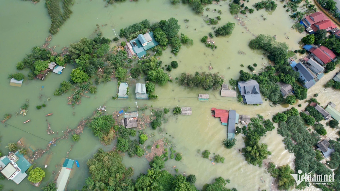 Nhà dân ở khu vực xả lũ hồ thuỷ điện bị ngập nước. Ảnh: Đức Hoàng