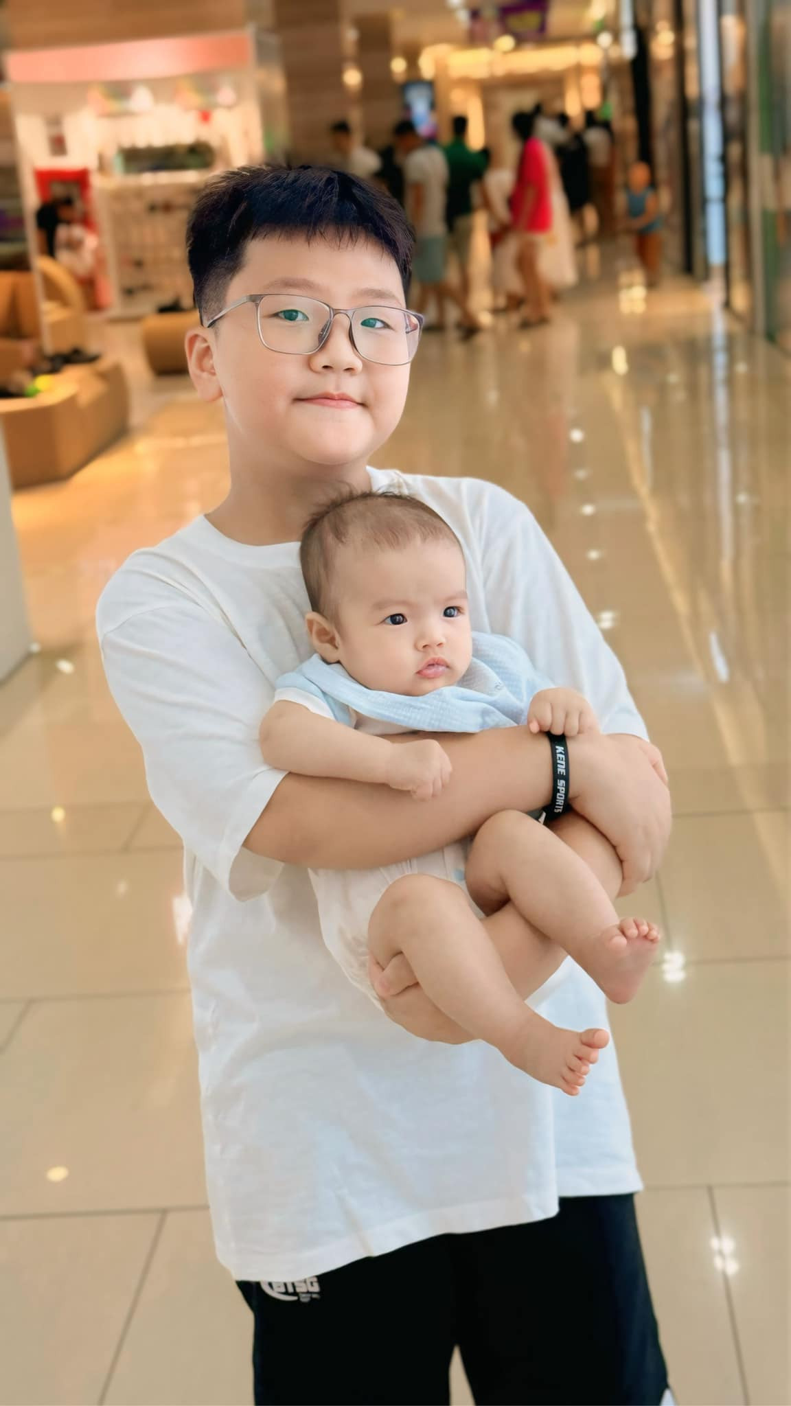 Diễn viên Thu Quỳnh đăng tải khoảnh khắc đời thường của hai bé cùng lời chúc con trai lớn bước vào năm học mới chăm ngoan, đạt thành tích tốt.