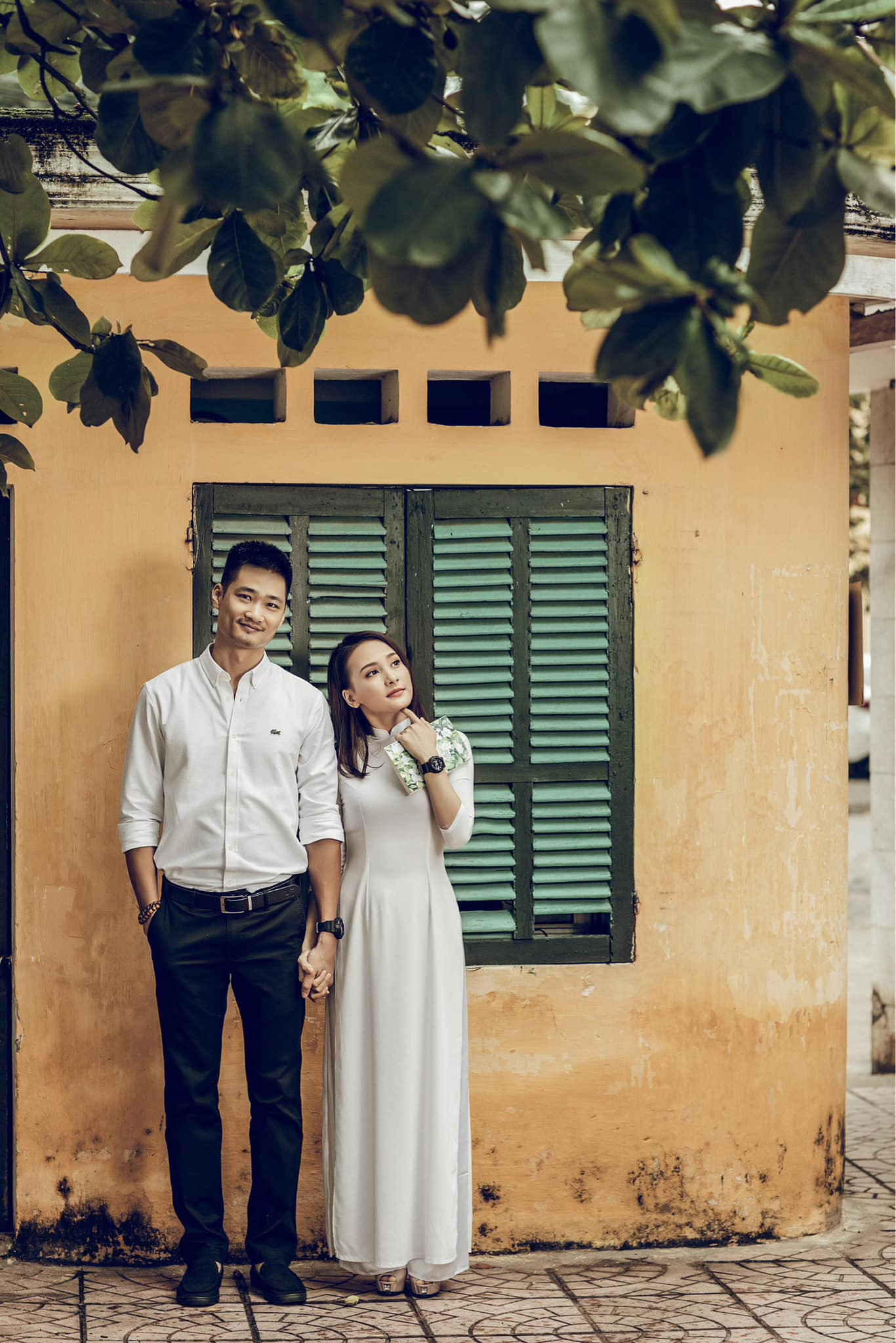 Vợ chồng Bảo Thanh thực hiện bộ ảnh thanh xuân vườn trường thu hút sự quan tâm của khán giả. Là mẹ hai con, Bảo Thanh vẫn giữ vóc dáng thon gọn. Sau hơn 3 năm vắng bóng, nữ diễn viên chưa có kế hoạch trở lại màn ảnh.