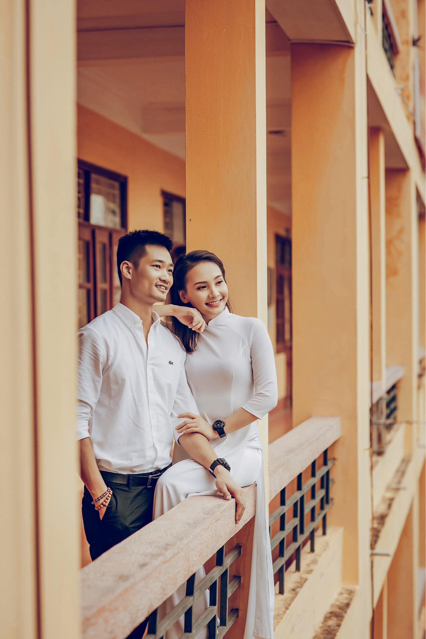 Vợ chồng Bảo Thanh thực hiện bộ ảnh thanh xuân vườn trường thu hút sự quan tâm của khán giả. Là mẹ hai con, Bảo Thanh vẫn giữ vóc dáng thon gọn. Sau hơn 3 năm vắng bóng, nữ diễn viên chưa có kế hoạch trở lại màn ảnh.