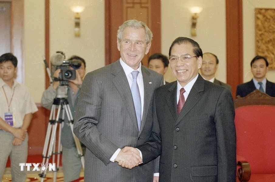 Tổng thống George W.Bush hội kiến Tổng Bí thư Nông Đức Mạnh trong chuyến thăm chính thức Việt Nam và dự Hội nghị Cấp cao APEC lần thứ 14 (17/11/2006). (Ảnh: Thống Nhất/TTXVN)
