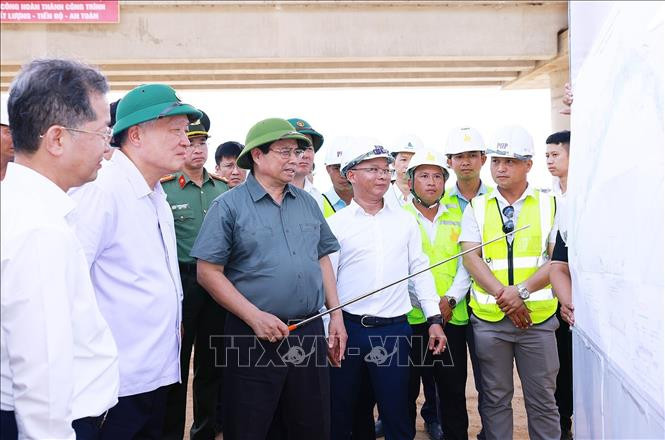 Thủ tướng Phạm Minh Chính xem bản đồ hướng tuyến nút giao thông đường tránh Nam hầm Hải Vân.