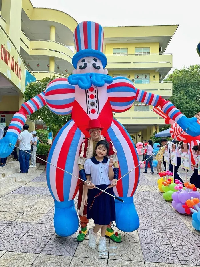 Diễn viên Vân Trang chia sẻ hình ảnh con gái lớn Queenie trong ngày tựu trường. Cô viết: &quot;Chúc các thầy cô và các bạn có một năm học mới thật nhiều hứng khởi, niềm vui nhé&quot;.