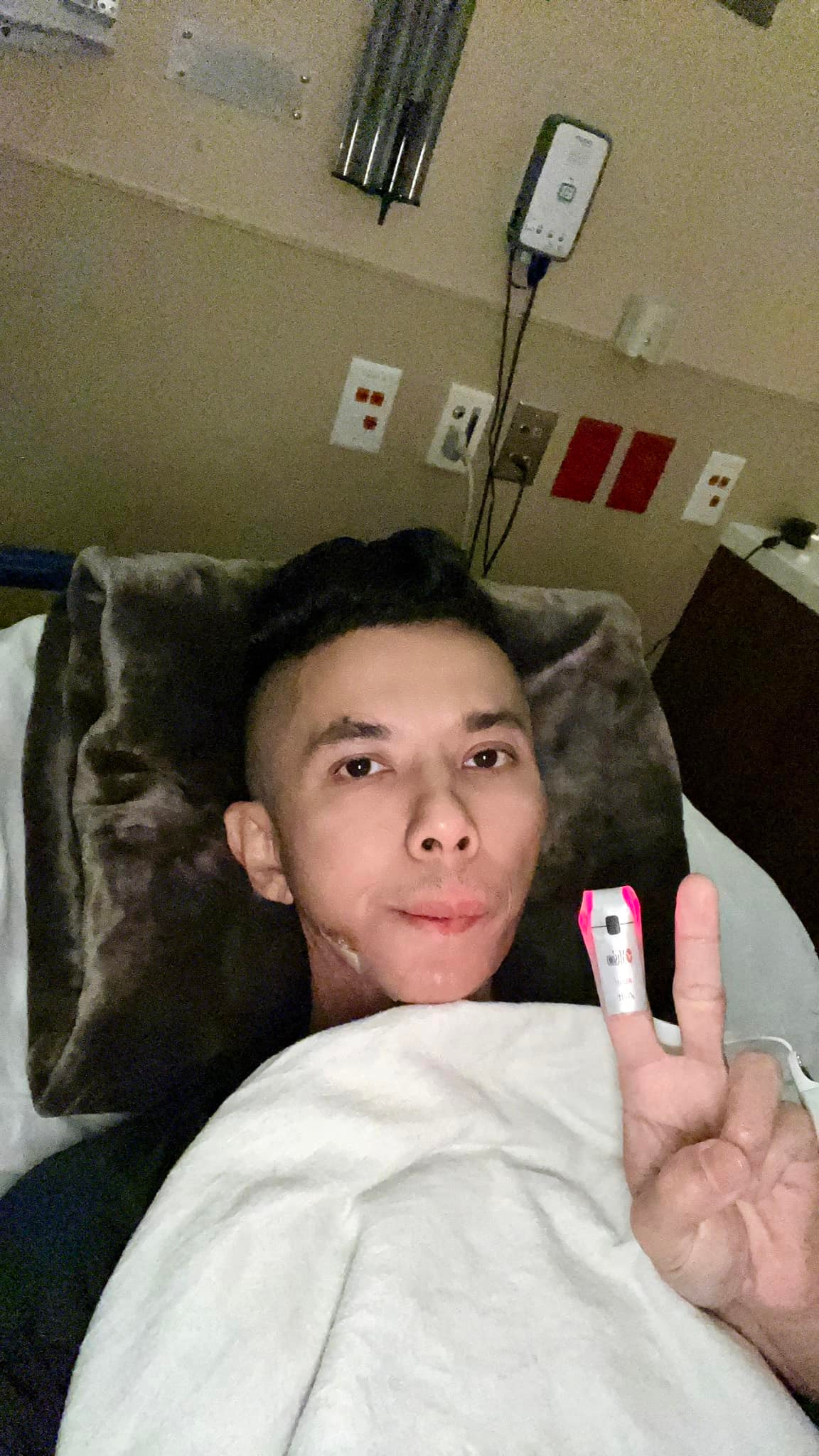 Hình ảnh Kasim Hoàng Vũ trong đêm nhạc và khi nhập viện ngày 14/9. Hình ảnh Kasim Hoàng Vũ trong đêm nhạc và khi nhập viện ngày 14/9.