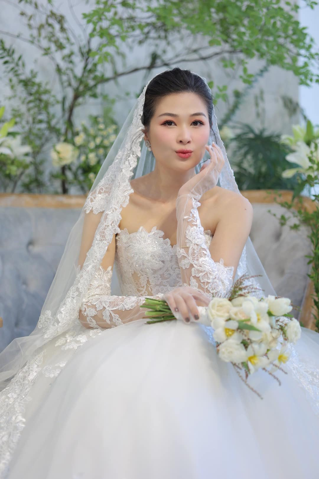 Mạc Anh Thư chia sẻ hình ảnh cá nhân, chụp ảnh cưới một mình, không nhắc đến chồng. Mạc Anh Thư chia sẻ hình ảnh cá nhân, chụp ảnh cưới một mình, không nhắc đến chồng.