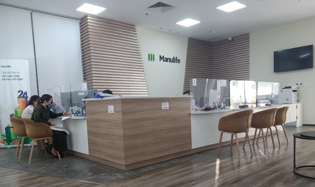 Nhân viên công ty bảo hiểm tư vấn sản phẩm cho khách hàng.