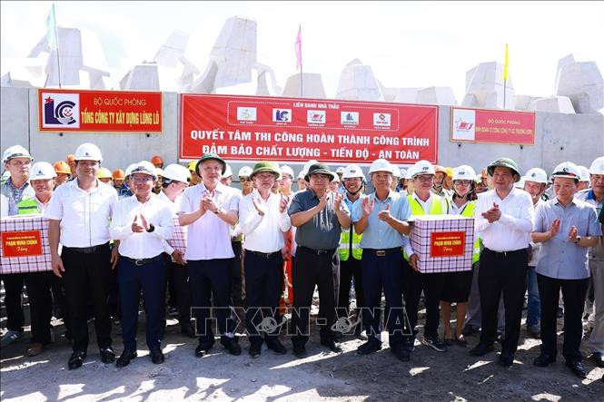 Thủ tướng Phạm Minh Chính tặng quà cho công nhân thi công công trình khu bến cảng Liên Chiểu. Ảnh: Dương Giang-TTXVN